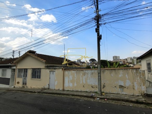 Terreno com construção à venda a 1 min da Faculdade de Direito